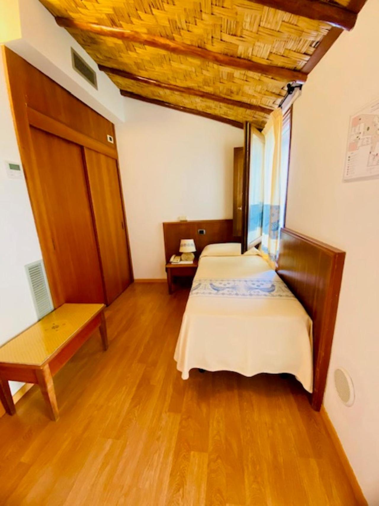 Hotel Villa Canu カブラス エクステリア 写真